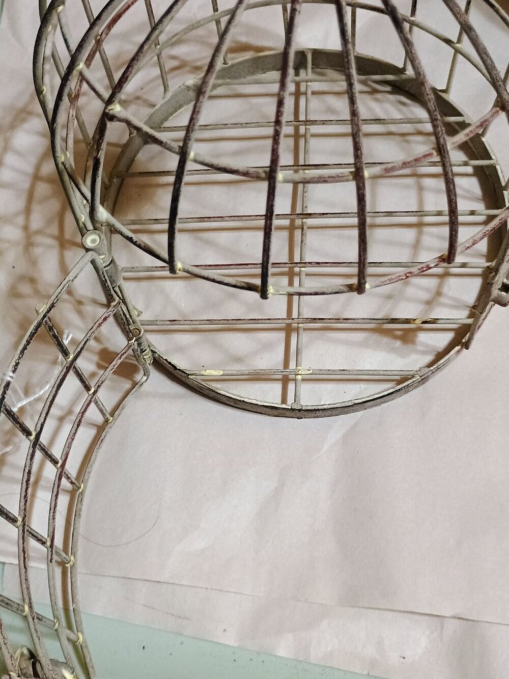 Vintage small hanging bird cage with locking mechanism - Picture 3 of 5